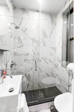 238 E 58th St in New York, NY - Foto de edificio - Building Photo