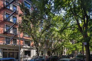 323 W 83rd St in New York, NY - Building Photo