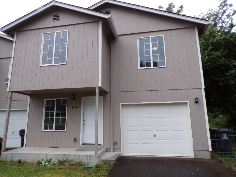 1490 S 10th St in Lebanon, OR - Building Photo