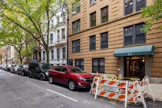 24 W 69th St in New York, NY - Building Photo - Building Photo