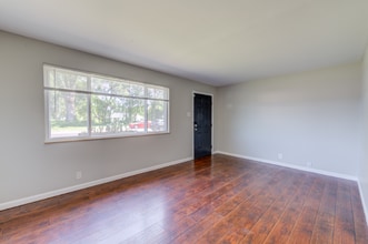 10768 Tropic Dr in St. Ann, MO - Foto de edificio - Building Photo