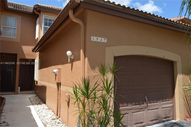 property at 1527 Veracruz Ln