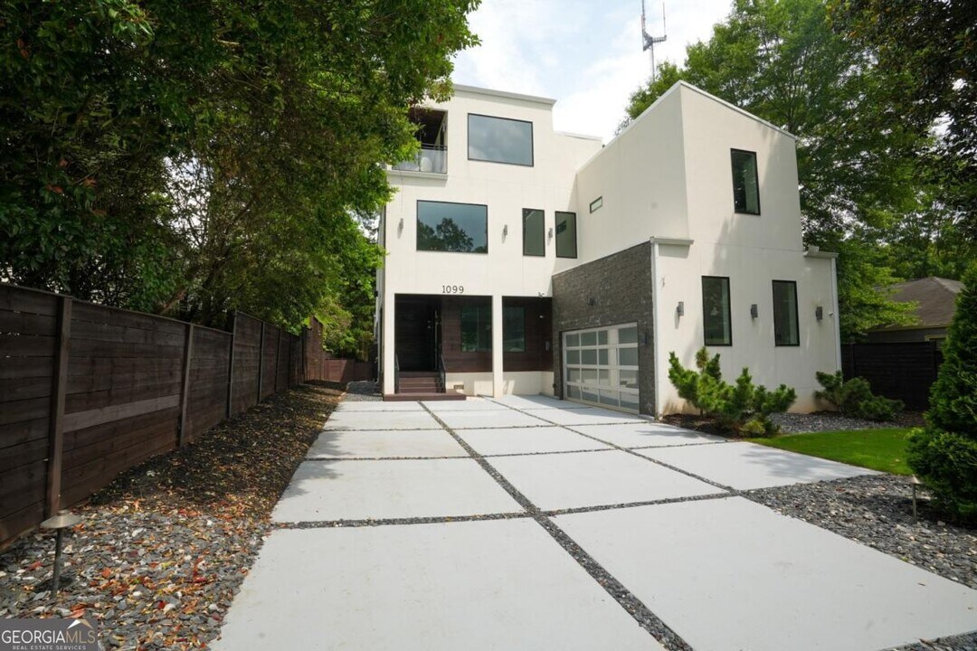 1099 Vista Trail NE in Atlanta, GA - Building Photo