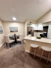 5737 Gatlin Ave in Orlando, FL - Foto de edificio - Building Photo