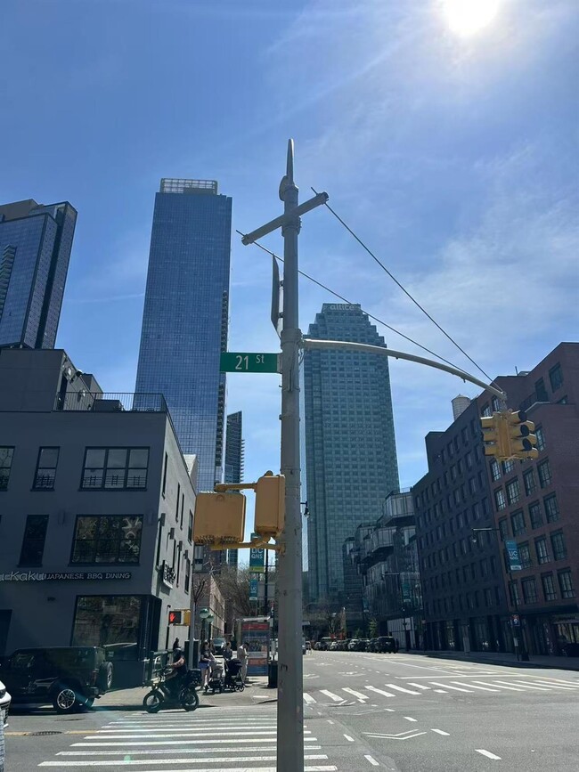 43-45 Vernon Blvd in Queens, NY - Building Photo - Building Photo