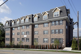 Hilltop Apartments of Totowa in Totowa, NJ - Building Photo - Building Photo