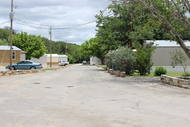 405 Meeker Rd in Kerrville, TX - Foto de edificio - Building Photo