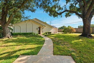 2502 Hollow Hook Rd in Houston, TX - Foto de edificio - Building Photo
