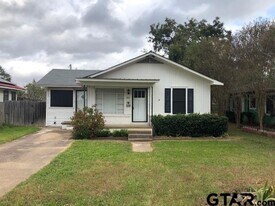 818 Howard St in Jacksonville, TX - Building Photo