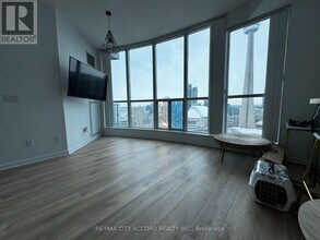 8-3318 York St in Toronto, ON - Building Photo - Building Photo