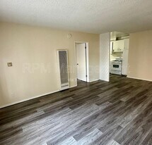 6645 Etiwanda Ave in Los Angeles, CA - Building Photo