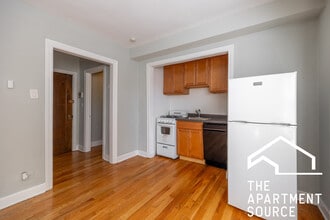 737 W Belmont Ave, Unit 214 in Chicago, IL - Foto de edificio - Building Photo