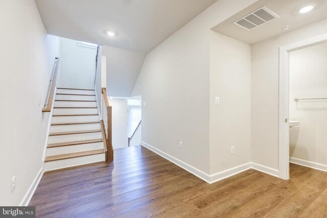 property at 200 Hickory Holw Ct