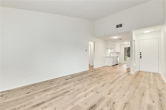 1602 W Braker Ln in Austin, TX - Building Photo - Building Photo