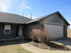 2306 W Oak Park Pl in Rogers, AR - Building Photo