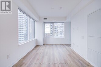 395 Square One Dr in Mississauga, ON - Building Photo - Building Photo