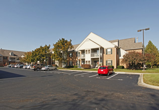 Carrington Place Senior Apartments in Farmington Hills, MI - Foto de edificio - Building Photo