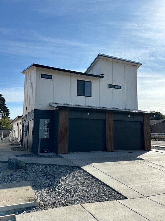 3306 Jayce Ct in Fortuna, CA - Building Photo