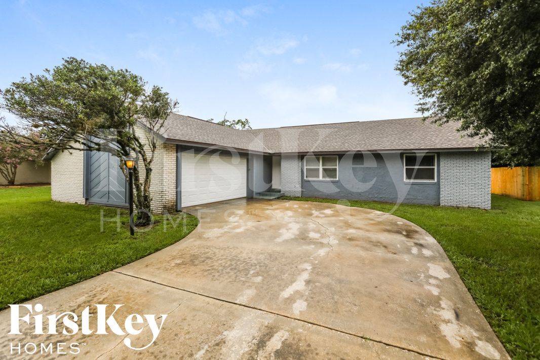 2045 Houndslake Dr in Winter Park, FL - Building Photo