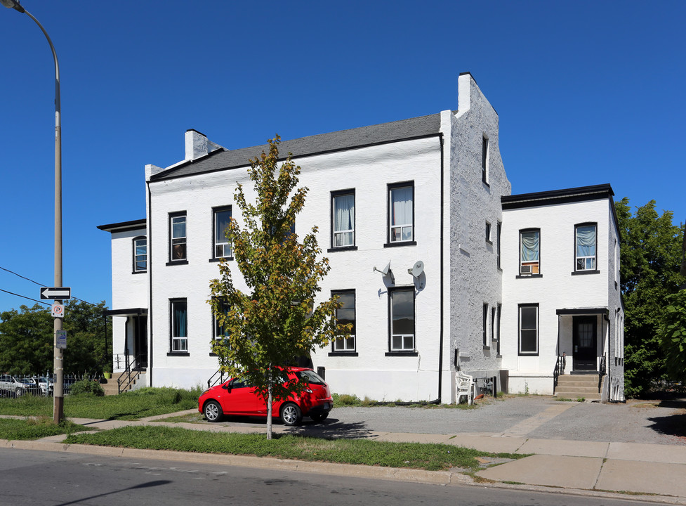 123-125 Church St in St Catharines, ON - Building Photo