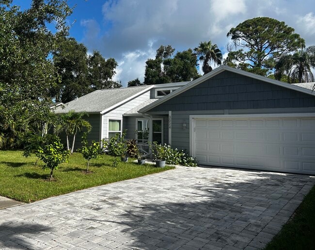 3024 Woodpine Cir in Sarasota, FL - Building Photo - Building Photo