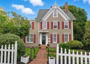 22 School St in Oyster Bay, NY - Building Photo