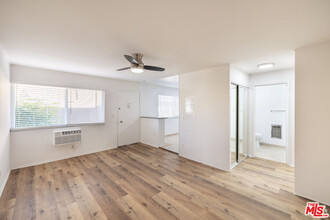 5541 Newcastle Ave in Los Angeles, CA - Building Photo - Building Photo