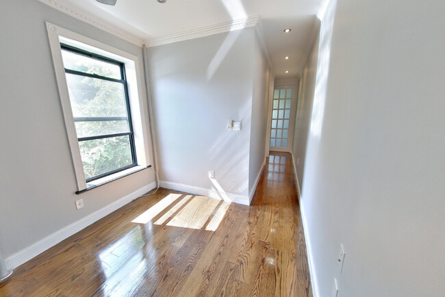 212 E 105th St in New York, NY - Building Photo - Building Photo