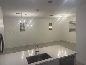 10445 NW 81st Terrace in Doral, FL - Building Photo - Building Photo