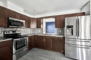 8105 SW 10th St in North Lauderdale, FL - Building Photo
