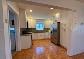 7340 Allen Dr in Hollywood, FL - Building Photo