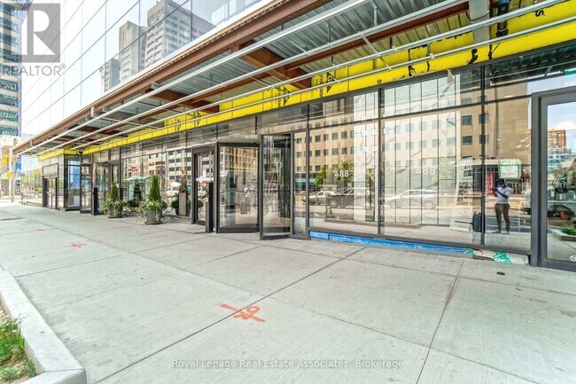 488 University Ave in Toronto, ON - Building Photo - Building Photo