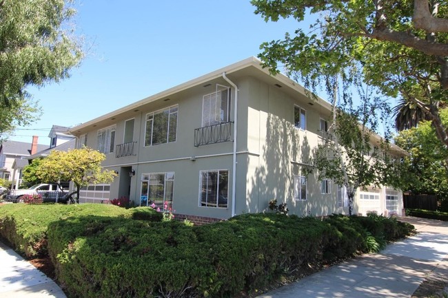 2 Arundel Rd in Burlingame, CA - Foto de edificio - Building Photo