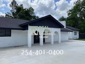 111 Country Club Dr in Cameron, TX - Building Photo