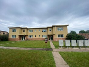 Edgbaston Meadows in St. Paul, MN - Foto de edificio - Building Photo