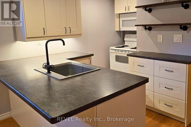 33 Dundas Crescent in St Catharines, ON - Building Photo - Building Photo