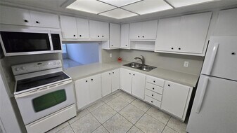 16800 NE 15th Ave in North Miami Beach, FL - Building Photo