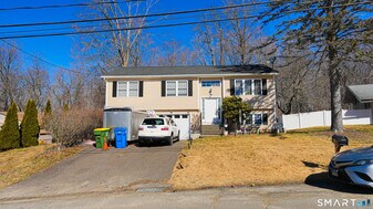 76 Hickory Hill Dr in Waterbury, CT - Building Photo