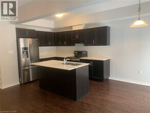 324 Equestrian Way in Cambridge, ON - Building Photo - Building Photo