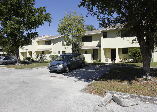 Town Park in Miami, FL - Foto de edificio - Building Photo