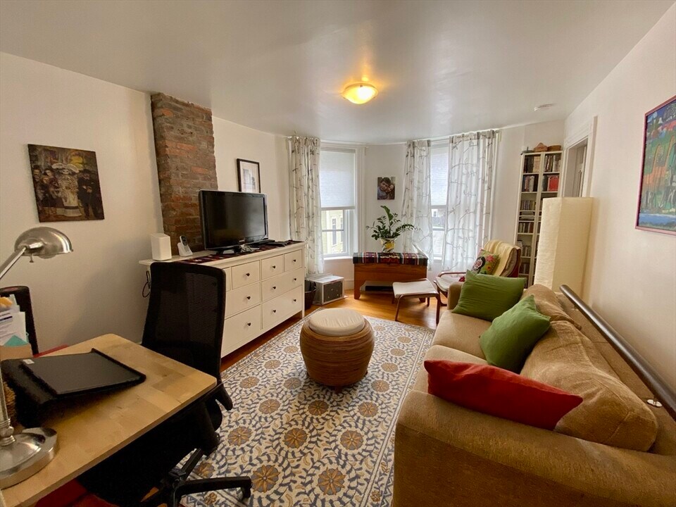 17 Perry St, Unit 2 in Brookline, MA - Building Photo