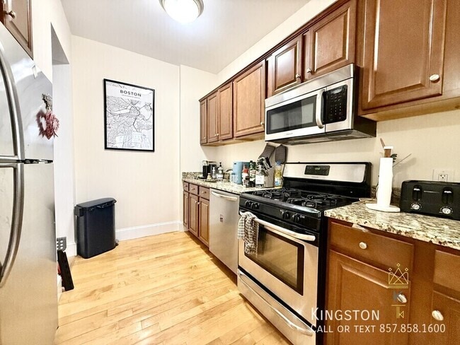 676 Washington St in Brookline, MA - Building Photo - Building Photo