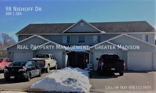 98 Niehoff Dr in Fall River, WI - Building Photo
