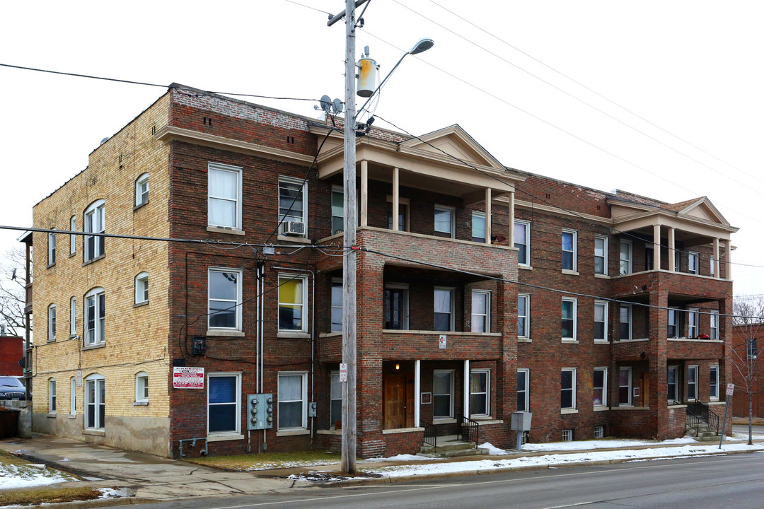 301-309 E New York St in Aurora, IL - Building Photo