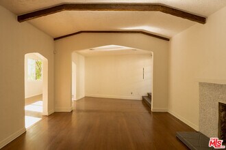 2829 Beachwood Dr in Los Angeles, CA - Building Photo - Building Photo