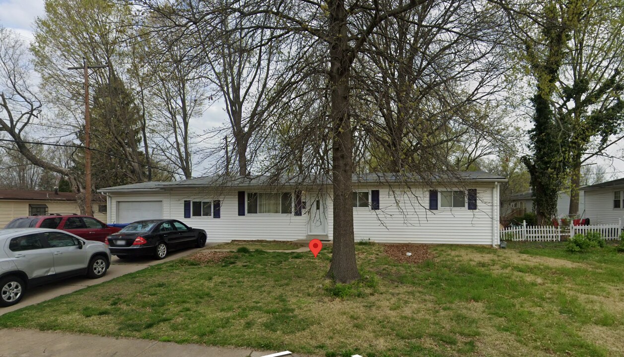 1285 Pamela Dr in Florissant, MO - Foto de edificio