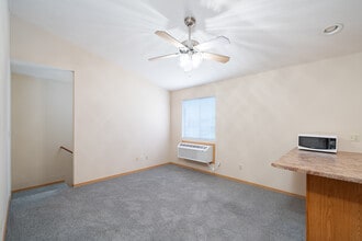Parkway Court Apartments in Normal, IL - Building Photo - Interior Photo