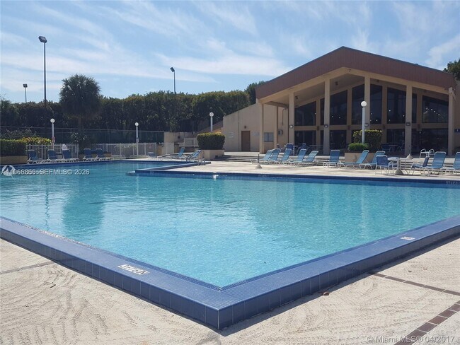 14601 N Kendall Dr in Miami, FL - Building Photo - Building Photo