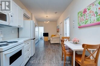3224 Danforth Ave in Toronto, ON - Building Photo - Building Photo