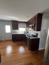 570 S 14th St in Lindenhurst, NY - Foto de edificio - Building Photo